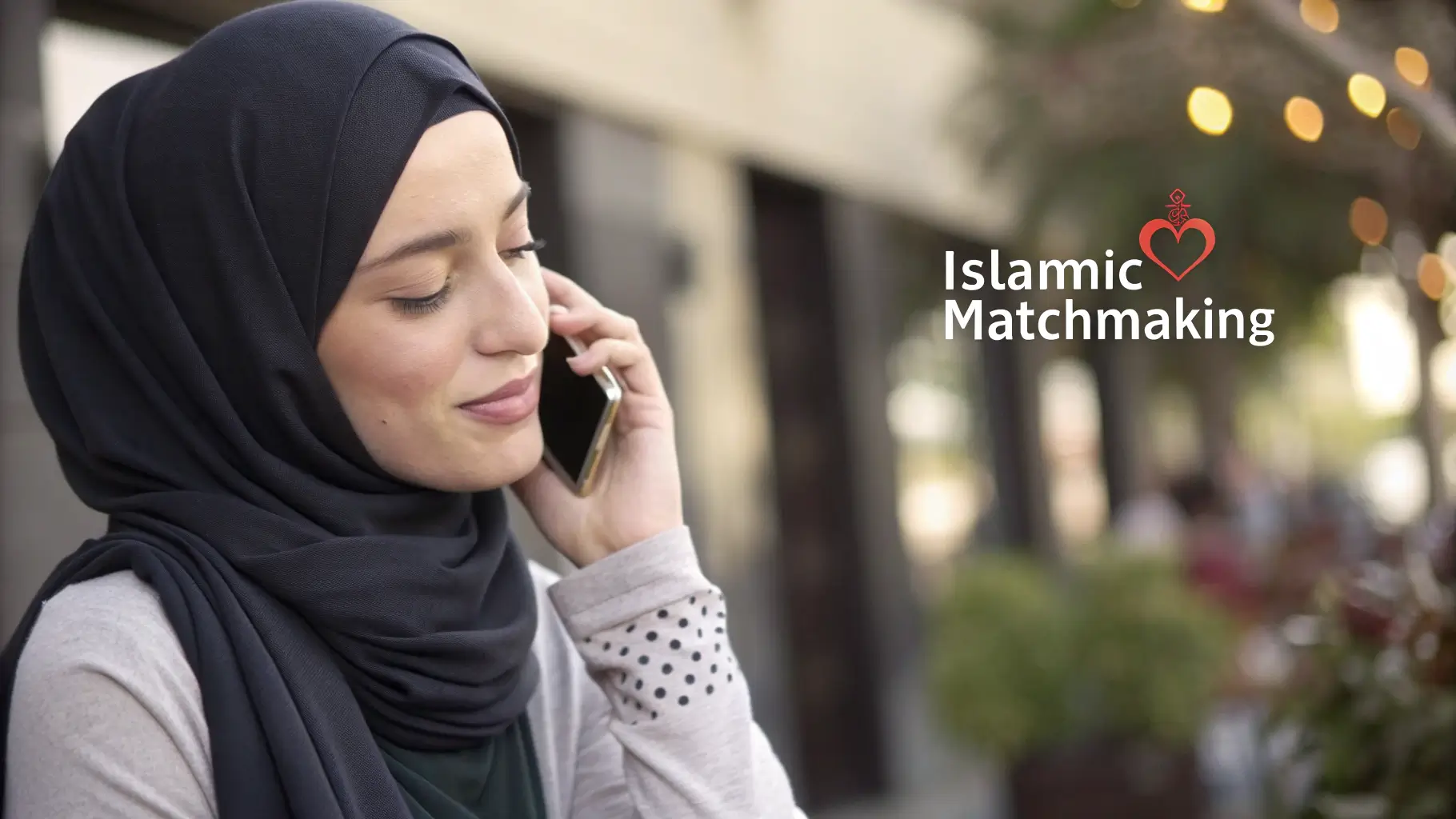 فتاة مسلمة أجنبية تتحدث عبر تطبيق زواج إسلامي مع رجل عربي